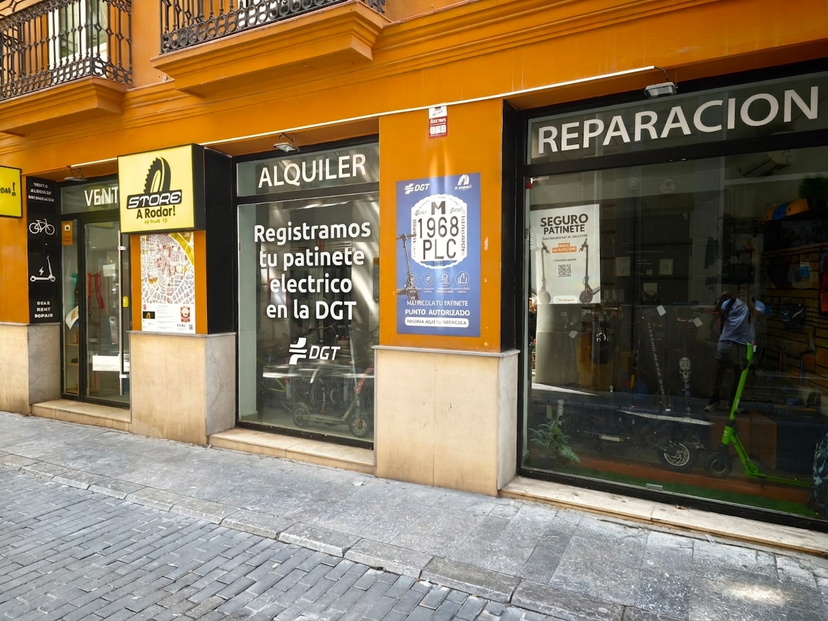 Tienda colaboradora MoviGestiones con cartel oficial de registro DGT de patinetes eléctricos en el escaparate
